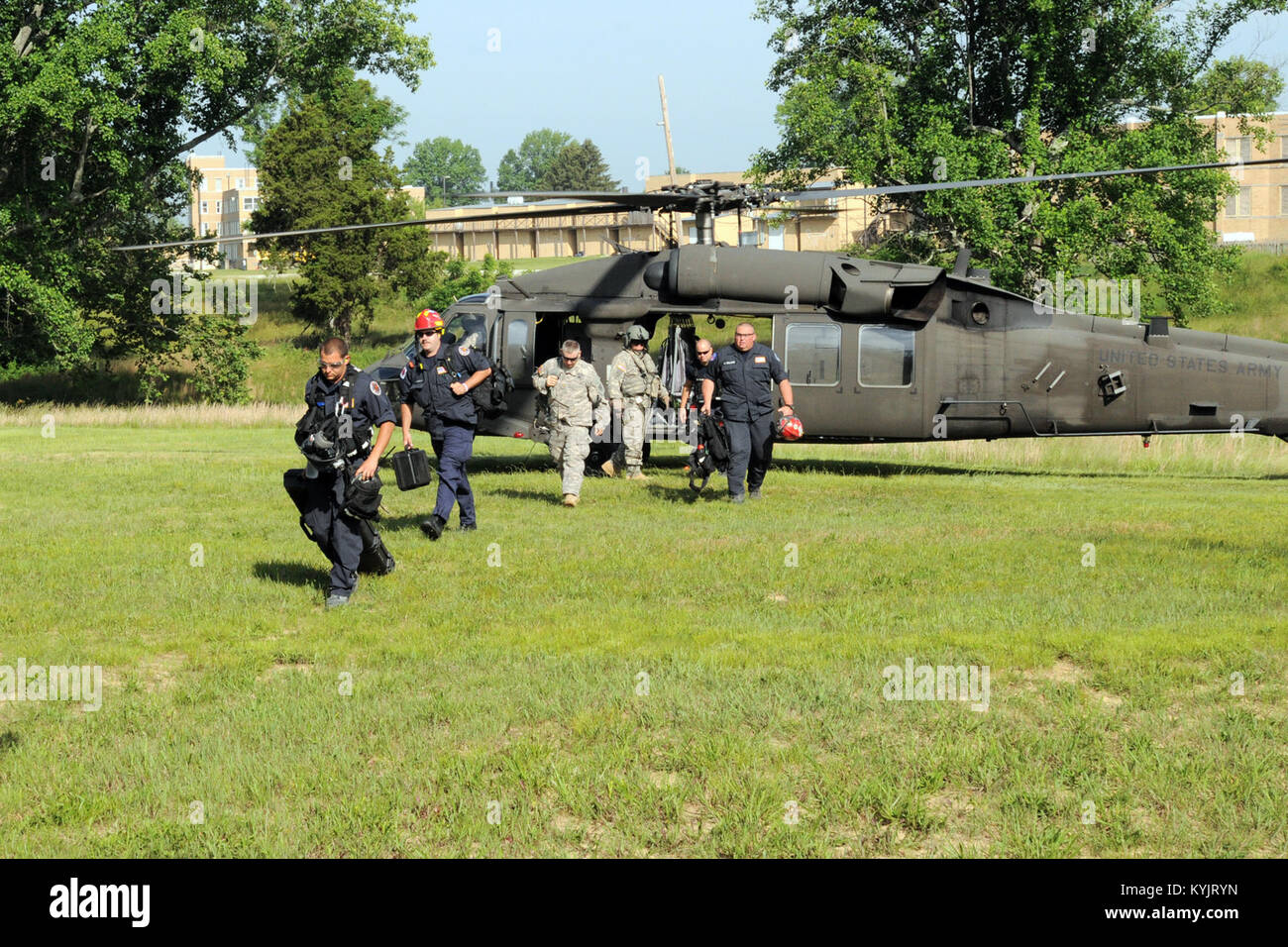 Members of the 41st Civil Support Team train along side civilian ...