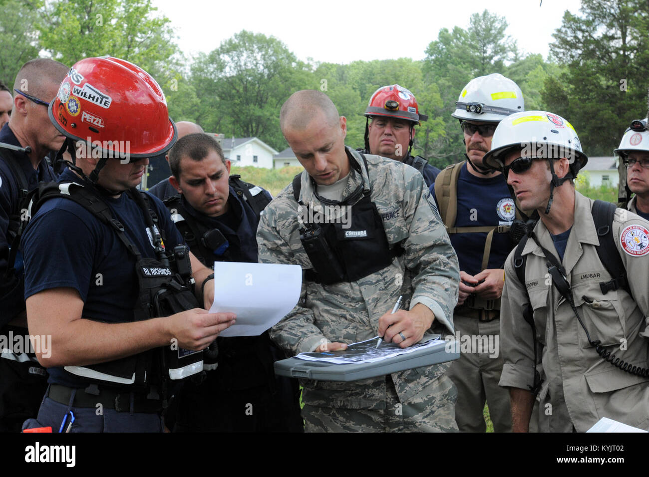 Members of the 41st Civil Support Team train along side civilian ...