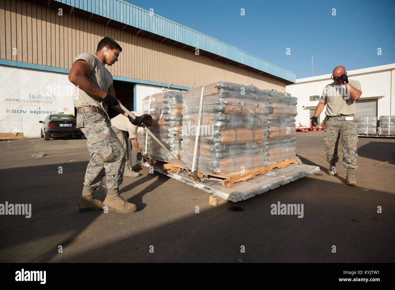 U.S. Air Force aerial porters from the Kentucky Air National Guard’s