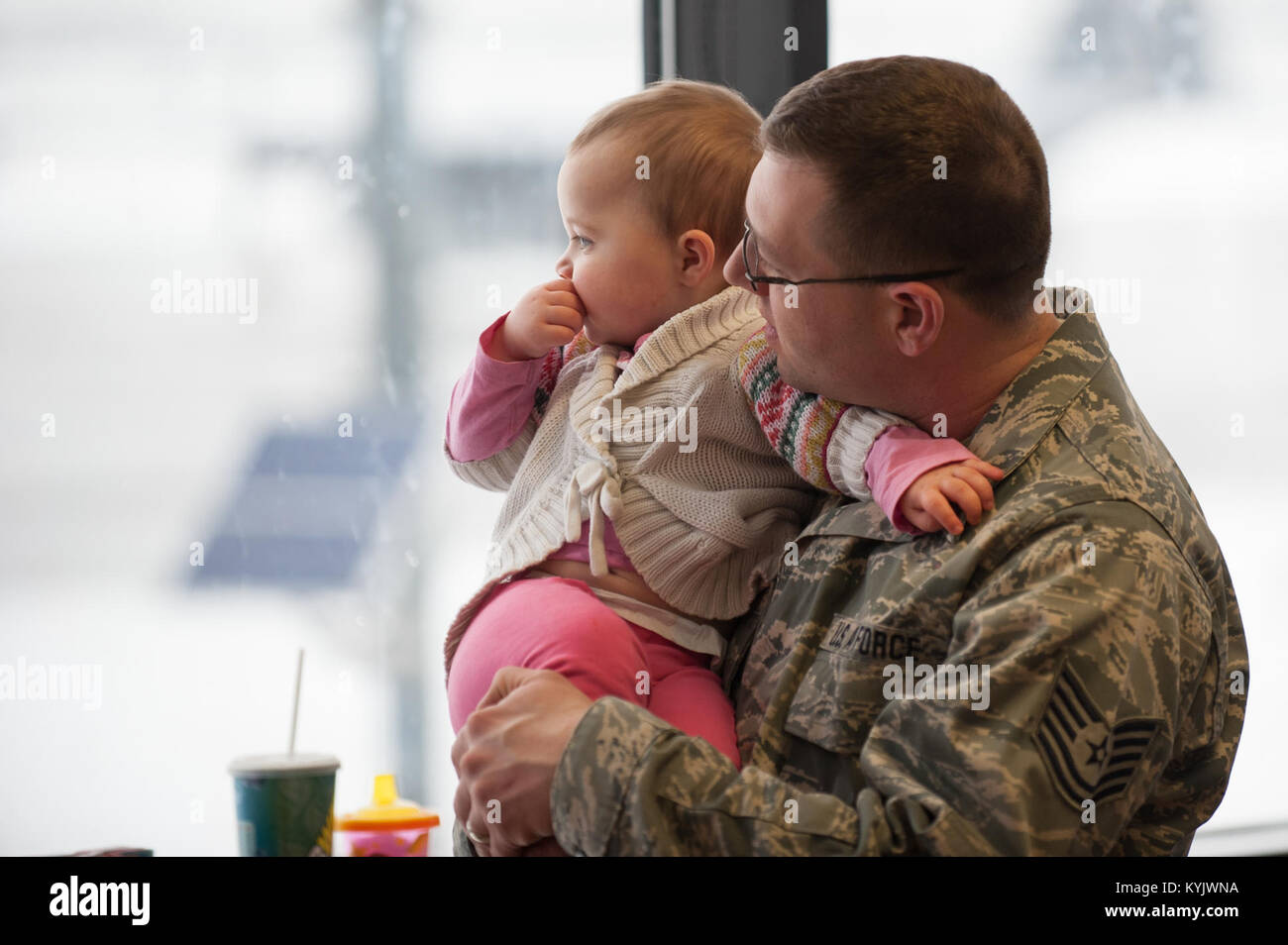 Tech. Sgt. Lee Stanley, an aircraft structural engineer in the 123rd Airlift Wing, spends some quiet time with his daughter, Madelyn, at the Kentucky Air National Guard Base in Louisville, Ky., Feb. 21, 2015. Stanley is deploying to the Persian Gulf in support of Operation Freedom's Sentinel, during which more than 110 members of the Kentucky Air Guard will conduct an airlift mission to fly troops and cargo across the U.S. Central Command Area of Responsibility. (U.S. Air National Guard photo by Maj. Dale Greer) Stock Photo