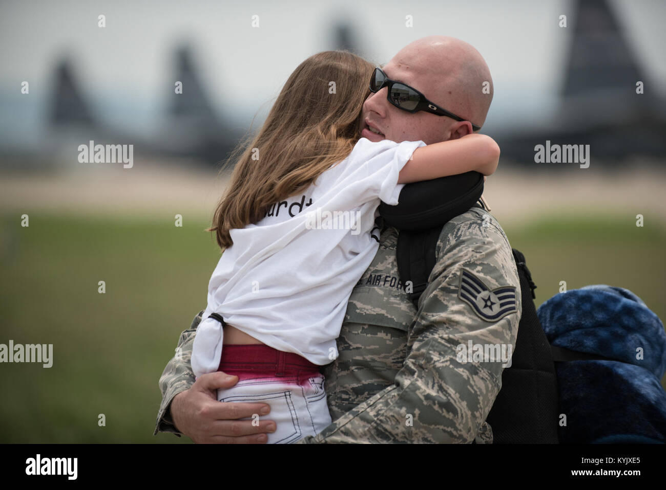Staff Sgt. Brent Reichardt, an aircraft hydraulics specialist in the 123rd Airlift Wing, hugs his daughter during an emotional homecoming ceremony at the Kentucky Air National Guard Base in Louisville, Ky., July 4, 2015. Reichardt was among 39 Kentucky Air Guardsmen who were returning from a deployment to the Persian Gulf region, where they've been supporting Operation Freedom's Sentinel since February. (U.S. Air National Guard photo by Maj. Dale Greer) Stock Photo