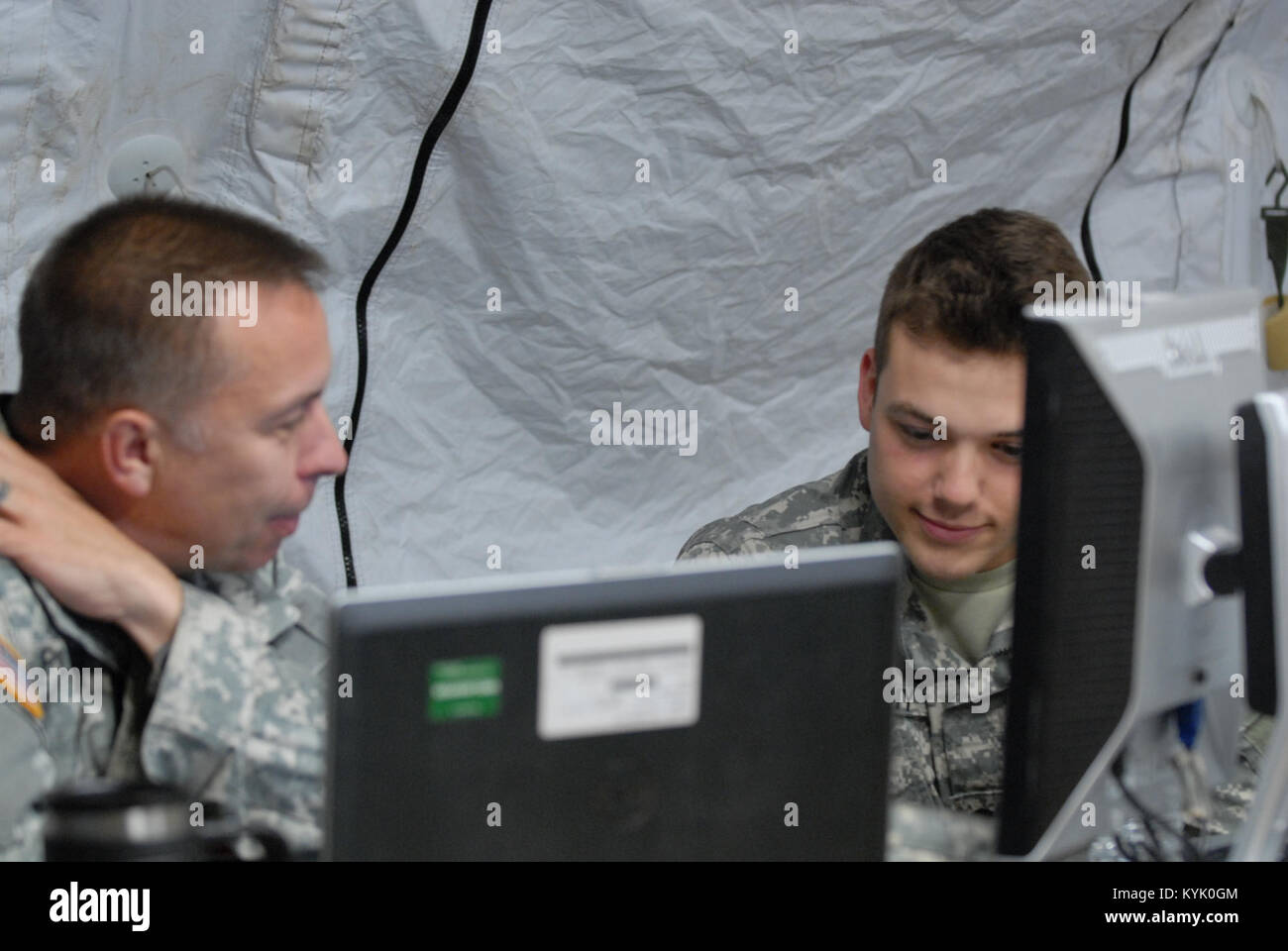 US army national guard in the field Stock Photo - Alamy