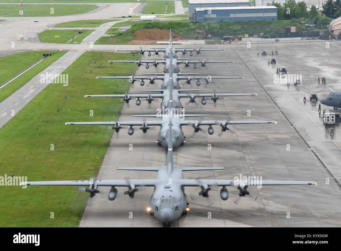 Aircraft from the 123rd Airlift Wing line up for a simultaneous take-off from Louisville, Ky, May 14, 2016. The 123rd Airlift Wing is supporting paratrooper training at Pope Army Airfield, N.C.  (Kentucky Air National Guard photo by 1st Lt. James W. Killen) Stock Photo