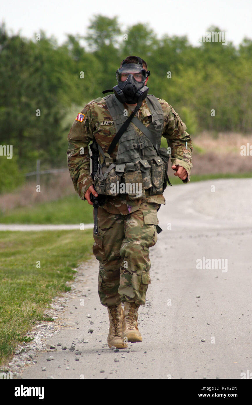 Combat Run Sgt. James Barnett with the Kentucky National Guard competes in the ...