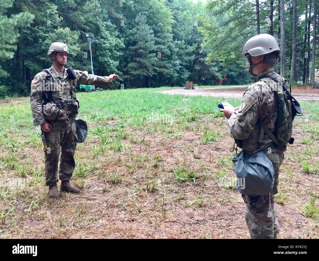 A U.S. Army National Guard Soldiers assigned to 1/149th practice visual signaling techniques during the Expert Infantryman Badge  test at Fort Pickett, Va., Aug. 8, 2017. (U.S National Guard photo by 1st. Lt. Michael Reinersman) Stock Photo