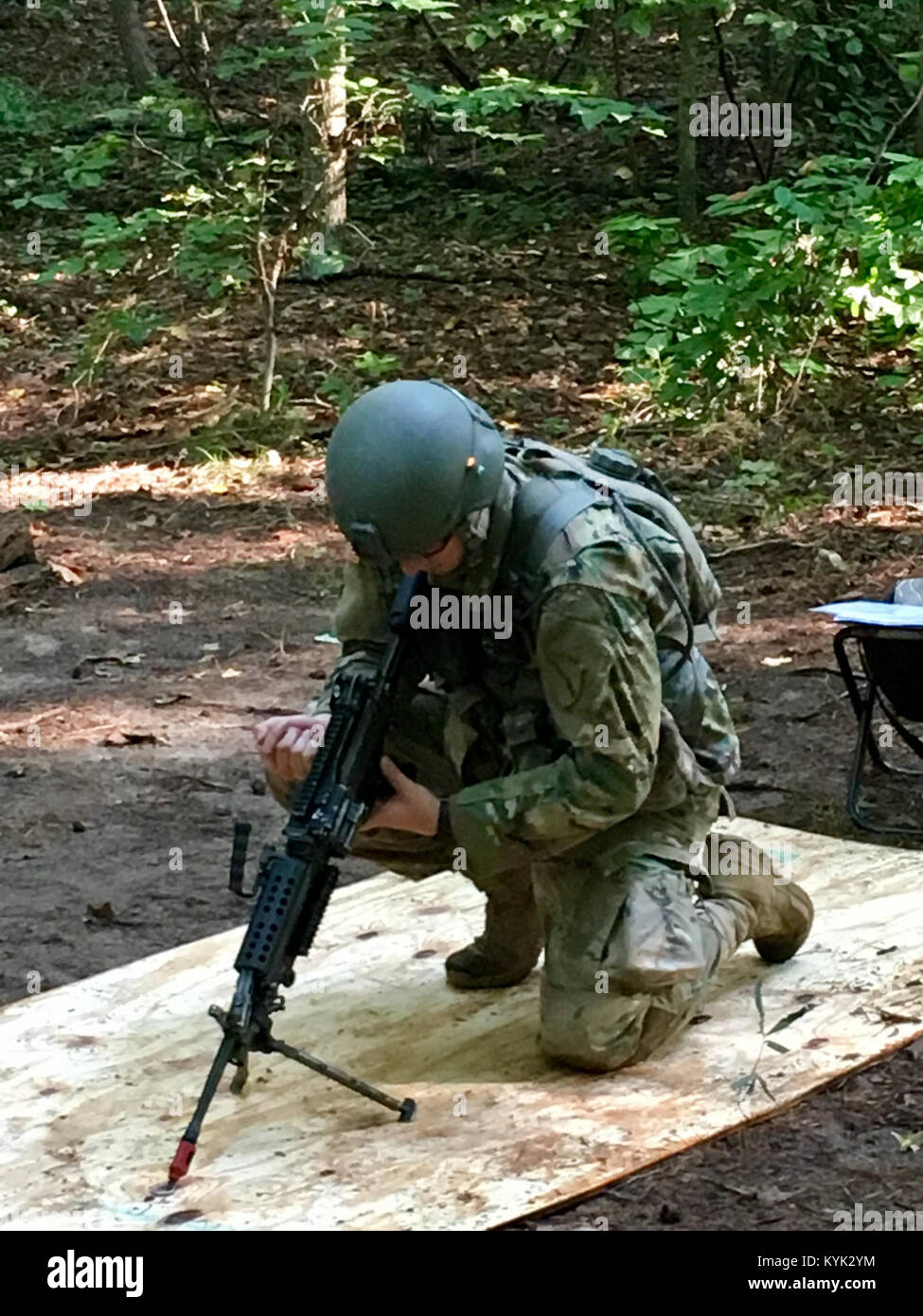 1st. Lt. Josh Birchfield assigned to HHC, 1st Battalion, 149th Infantry Regiment correctly assembles and performs a function test on a M249 squad automatic weapon system during the Expert Infantry Badge qualification test at Fort Pickett Va., Aug. 9, 2017. (U.S National Guard photo by 1st. Lt. Michael Reinersman) Stock Photo