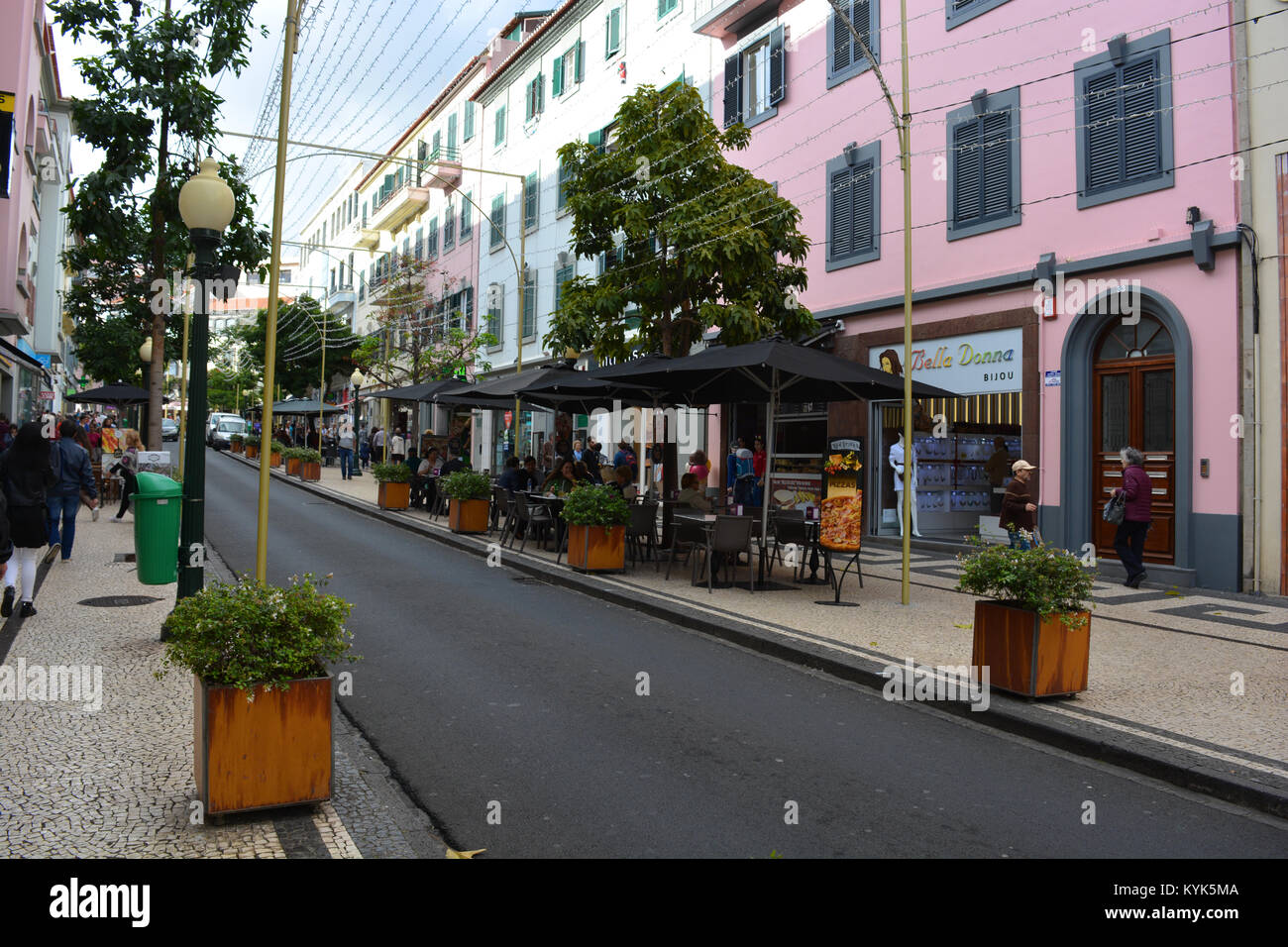 Street scene with a pavement cafe in Rua Dr. Fernão de Ornelas, the commercial centre of Funchal, Madeira, Portugal Stock Photo