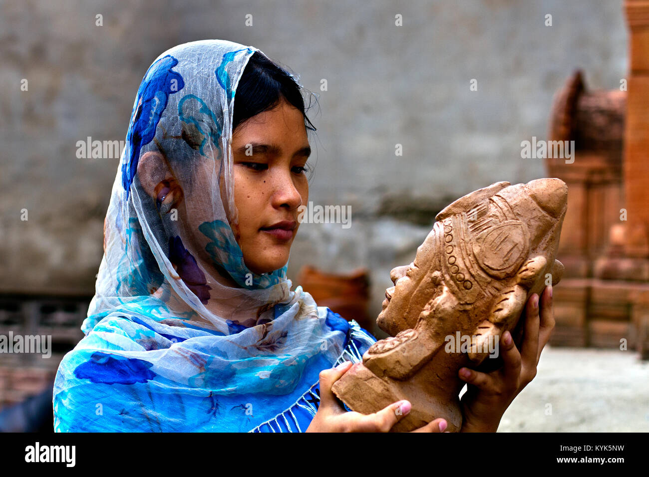 Young woman of a pottery makers family, from the minority Cham people in Bau Truc village, near Phan Rang, Central Vietnam. Stock Photo