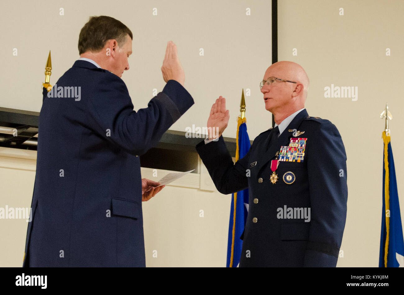 Kentucky’s adjutant general, Maj. Gen. Edward Tonini (left), administers the oath of office to Brig. Gen. Mark Kraus, a Kentucky Air National Guardsman who serves as Air National Guard assistant to the commander of U.S. Air Forces Central, during a ceremony promoting Kraus to the rank of major general at the Kentucky Air National Guard Base in Louisville, Ky., on Aug. 18, 2013. Kraus, a former commander of the Kentucky Air Guard’s 123rd Airlift Wing, served as the Commonwealth’s assistant adjutant general for Air from October 2008 to May 2013. (U.S. Air National Guard photo by Airman Joshua Ho Stock Photo