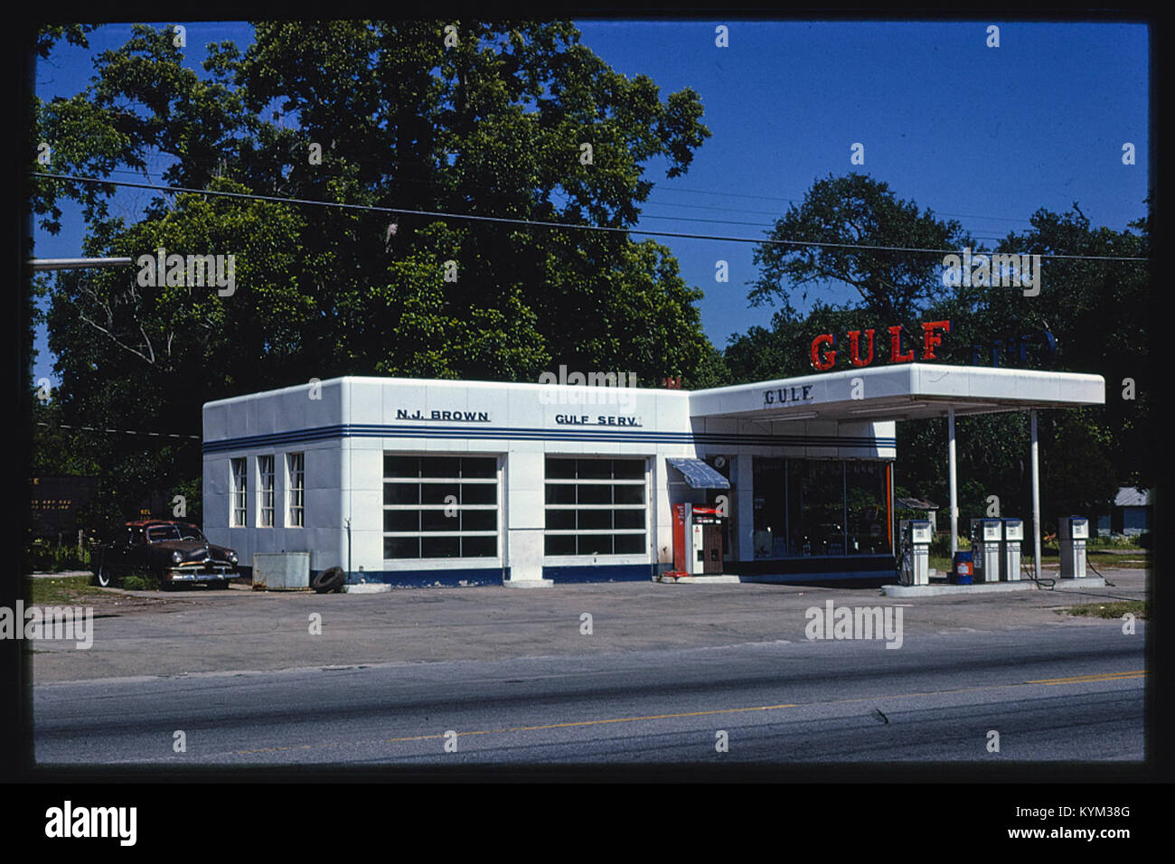 1960s Era VINTAGE GULF GAS STATION Photo (201-y)