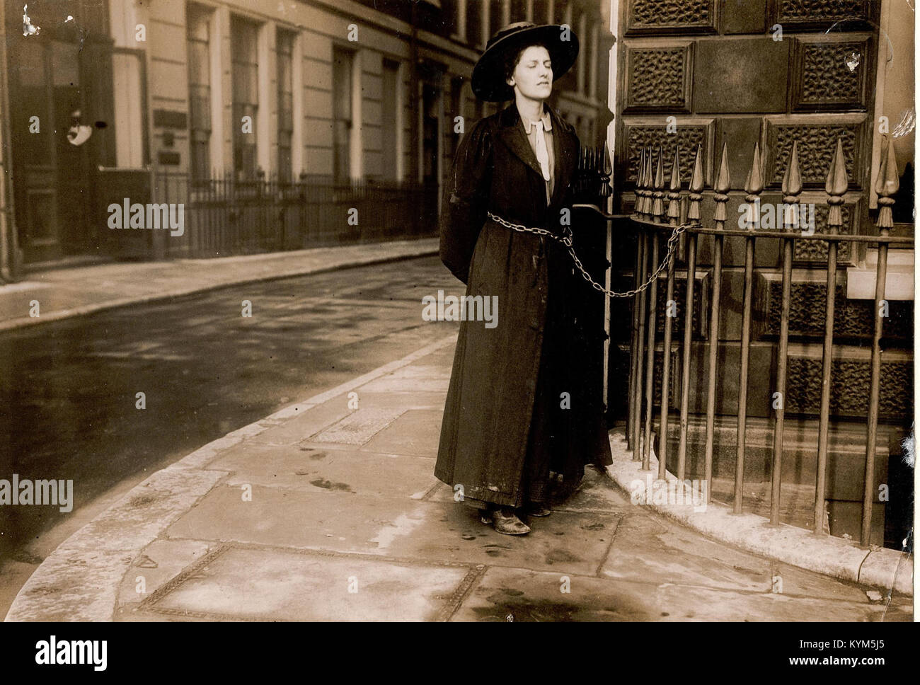 Suffragette chained to railings 35524457303 o Stock Photo