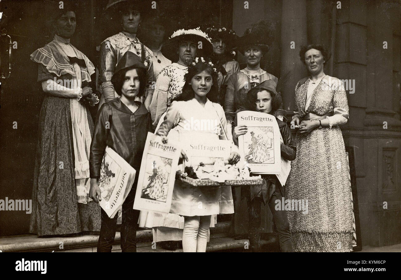 Group of children holding copies of 'The Suffragette' 37527751114 o Stock Photo