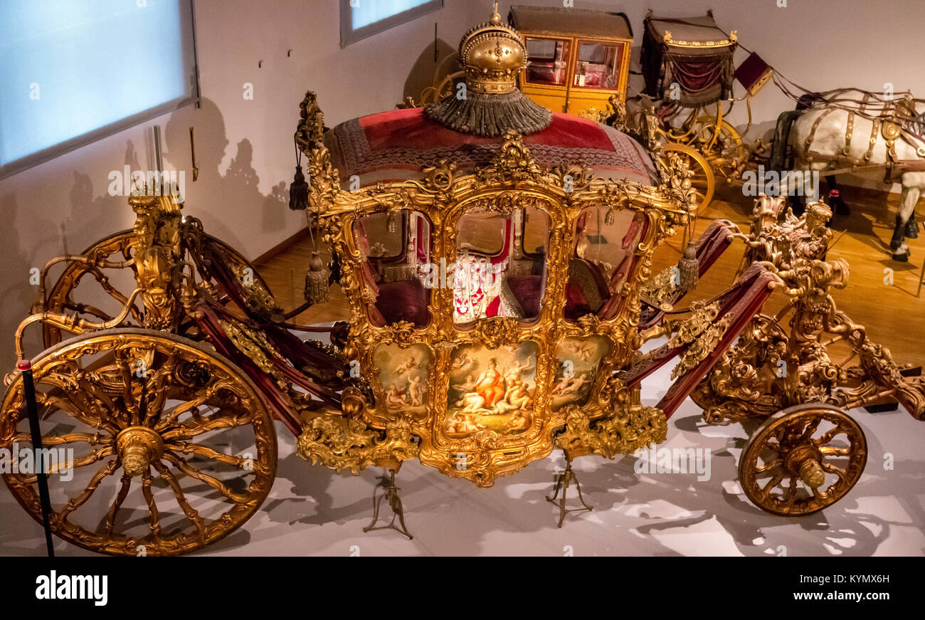 Fairytale gold horse drawn carriage used by the Habsburg monarchs, Imperial Carriage Museum, Schönused by the Habsburg monarchs, Imperial Carriage Mus Stock Photo