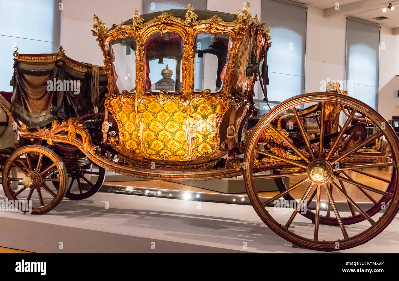 Fairytale gold horse drawn carriage used by the Habsburg monarchs, Imperial Carriage Museum, Schönused by the Habsburg monarchs, Imperial Carriage Mus Stock Photo