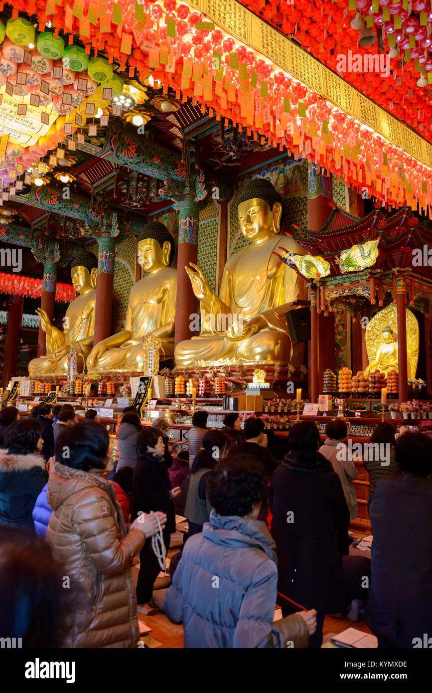 Devotees praying at the Jogyesa Buddhist Temple, Jongno-gu, Seoul during a religious ceremony Stock Photo