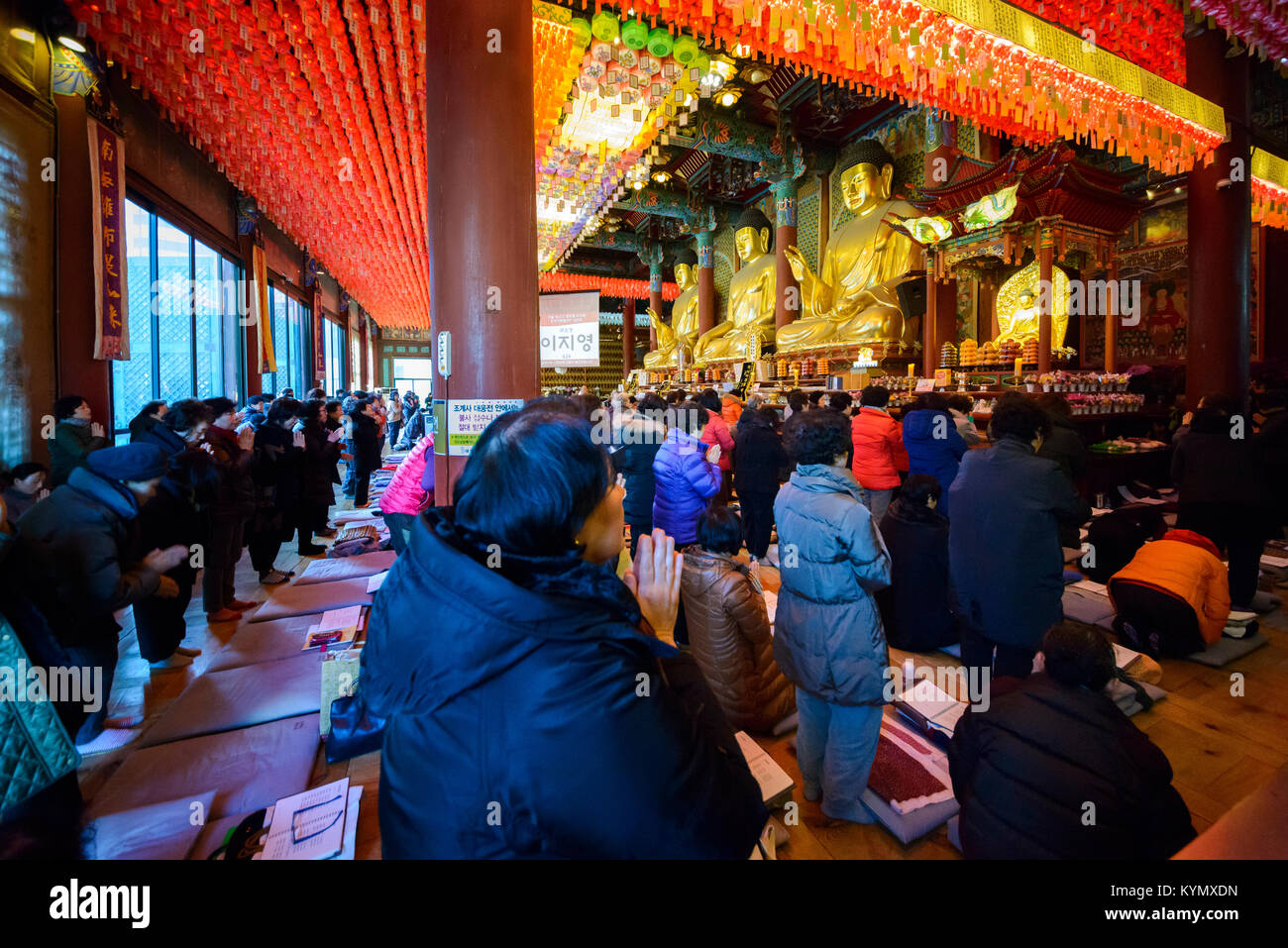 Devotees praying at the Jogyesa buddhist Temple, Jongno-gu, Seoul during a religious ceremony Stock Photo