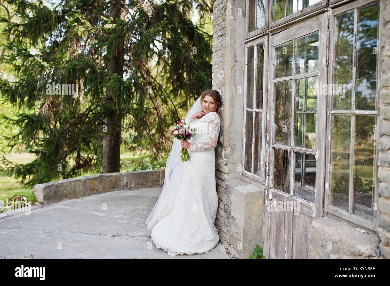 Emotional moment wedding dance hi-res stock photography and images - Alamy