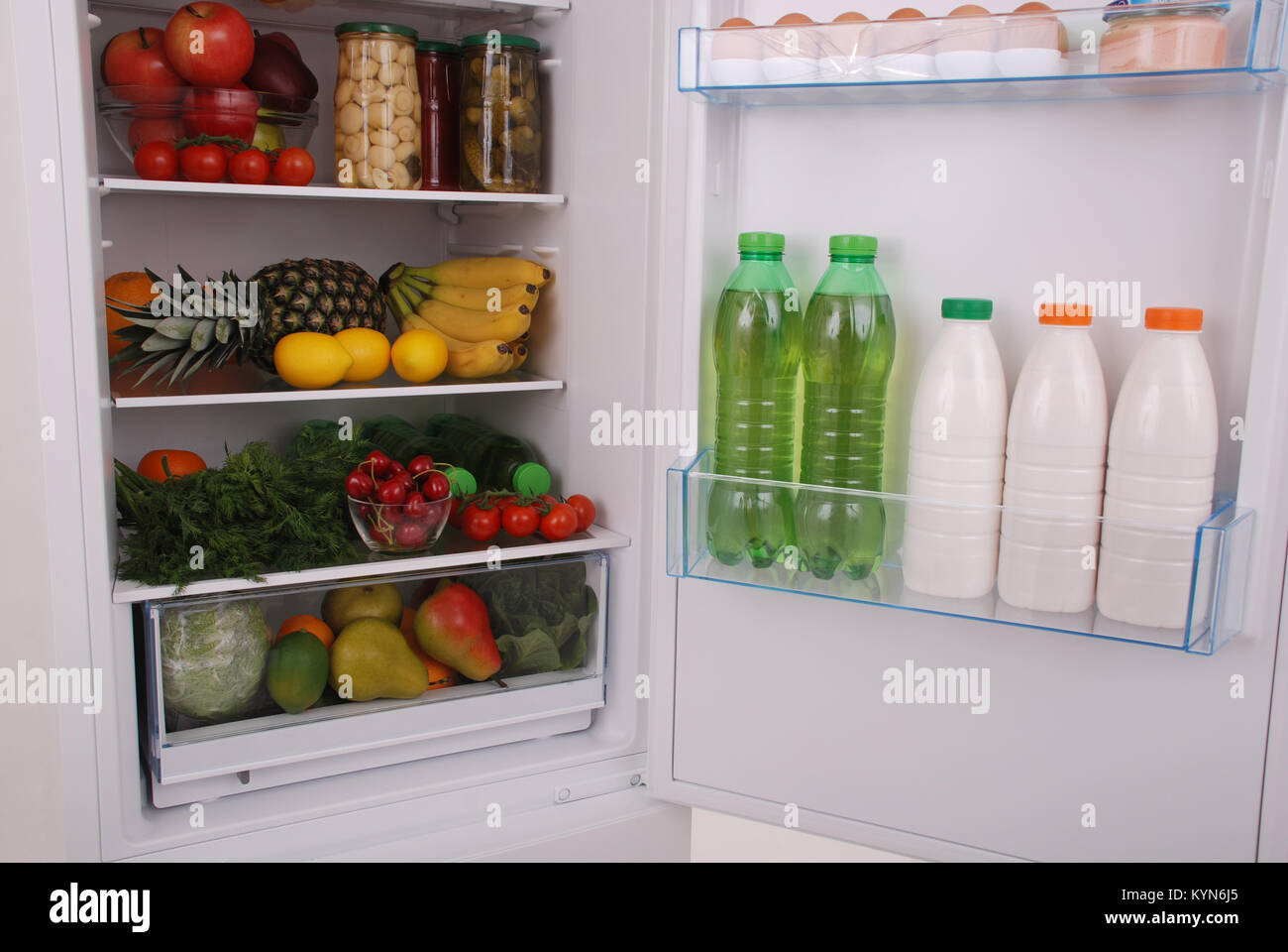 Fridge with drinks hi-res stock photography and images - Page 6