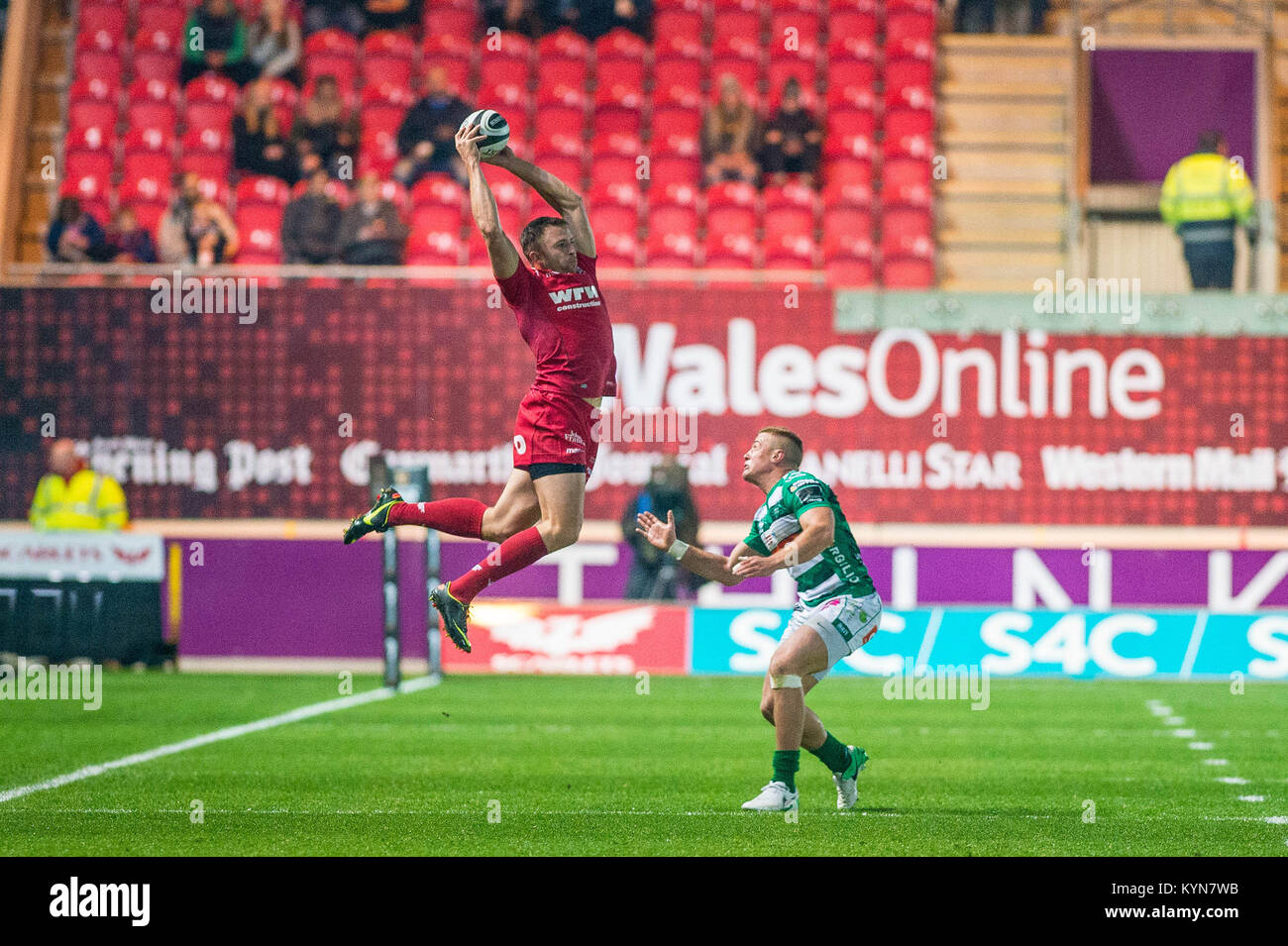 FAO SPORTS PICTURE DESK  LLANELLI, WALES - NOVEMBER 03: Tom Prydie of Scarlets jumps for the ball during the Guinness PRO14 match between Scarlets and Benetton Treviso at Parc y Scarlets, Llanelli, Wales, UK Stock Photo