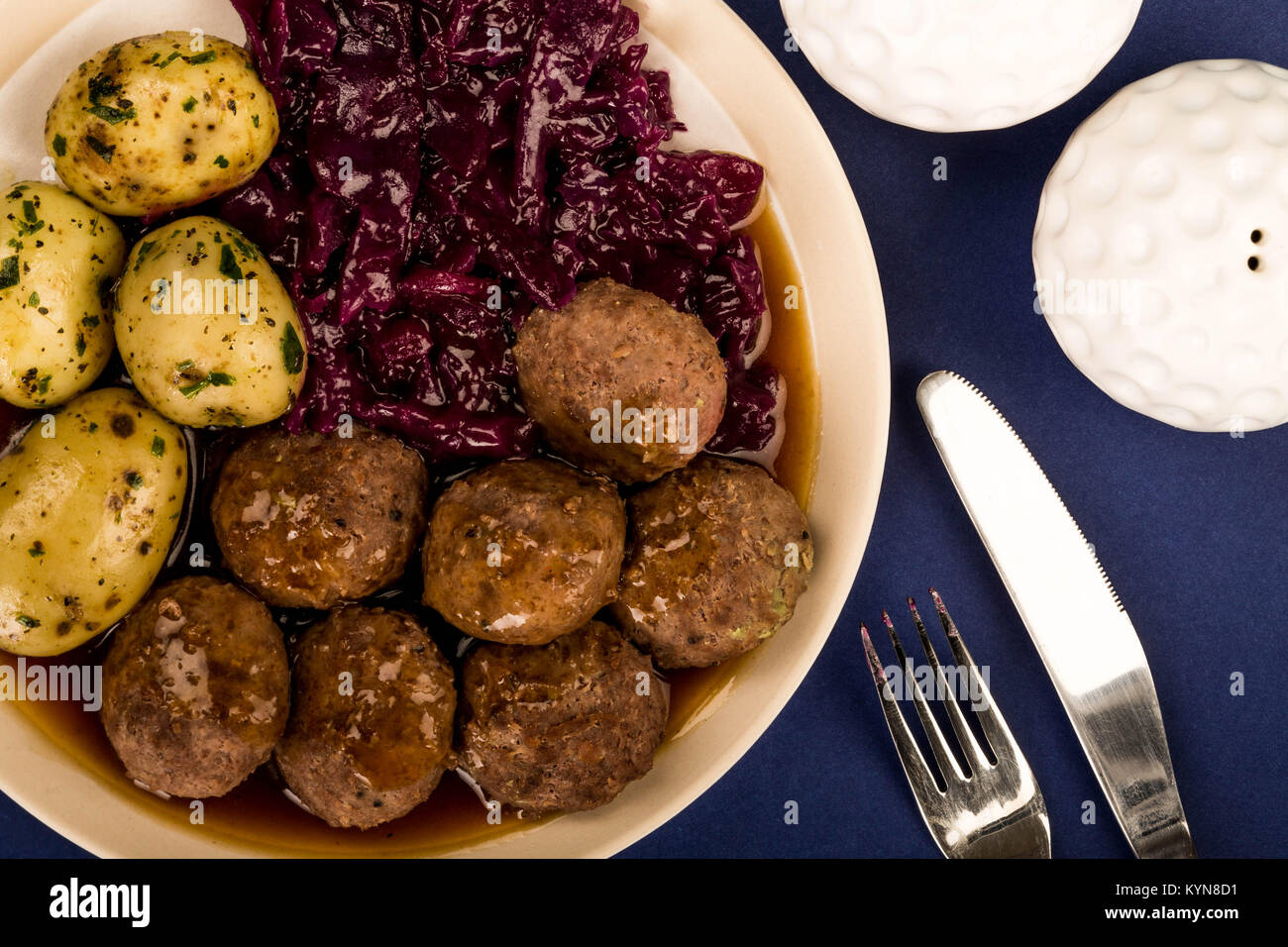 Intensiv Sparsommelig lommeregner Swedish or Norwegian Meatballs With Boiled Potatoes Red Cabbage And Gravy  Meal Against A Purple or Blue Background Stock Photo - Alamy
