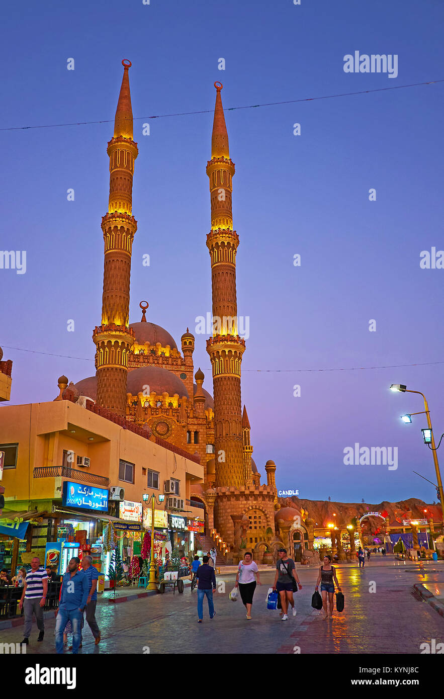 SHARM EL SHEIKH, EGYPT- DECEMBER 15, 2017: The evening walk along the street of old market with a view on Al Sahaba (Al Mustafa) mosque, on December 1 Stock Photo