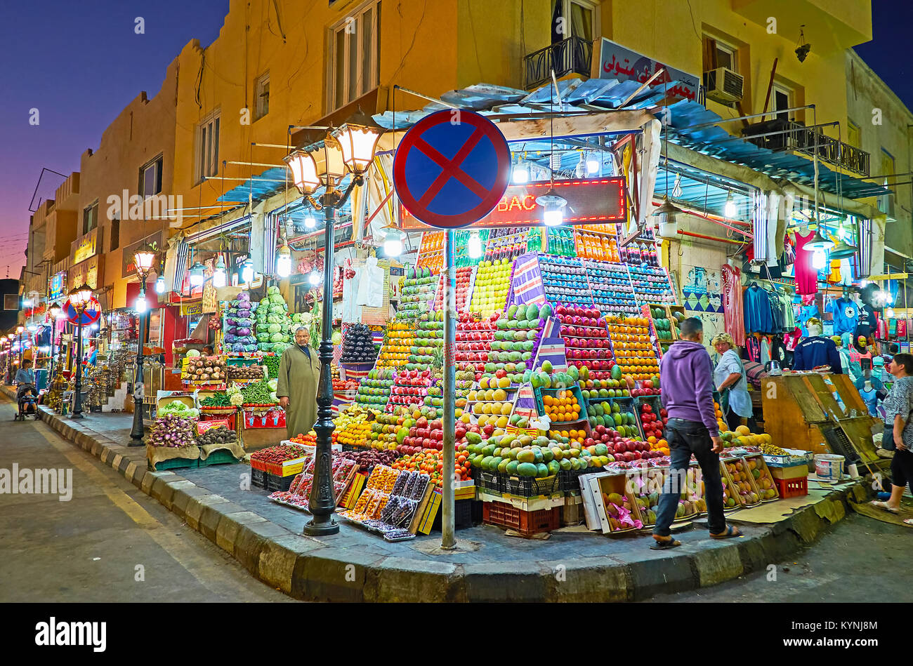 SHARM EL SHEIKH, EGYPT DECEMBER 15, 2017 The large corner store in Old Bazaar offers wide