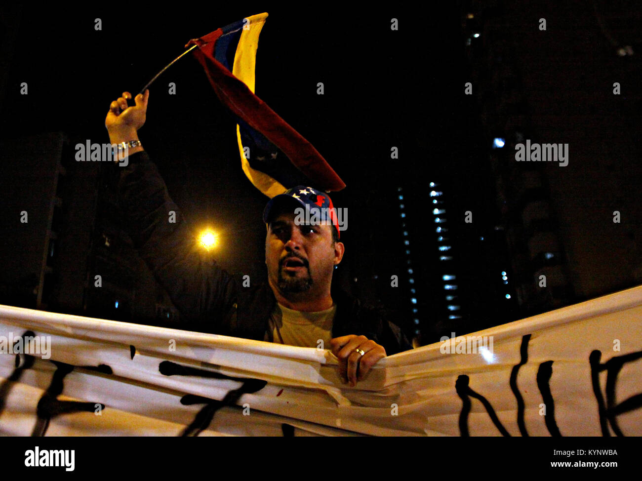 Caracas, Distrito Capital, Venezuela. 5th Mar, 2013. March 05, 2013. ÃŠ With cries and cries Readers of President Hugo Chavez, upon hearing the news of his death, reacted in Caracas, Capital District. Venezuela . Photo: Juan Carlos Hernandez. Photo: Juan Carlos Hernandez Credit: Juan Carlos Hernandez/ZUMA Wire/Alamy Live News Stock Photo