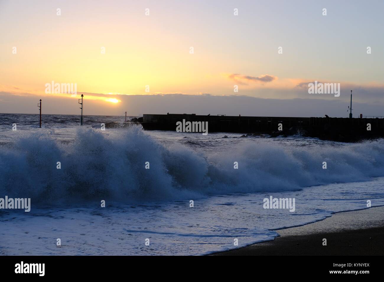 West Bay, Dorset, UK. 15th Jan, 2918. West Bay enjoys a glorious sunset as the Met Office issue warnings of wind, snow and ice in the next 5 days for the United Kingdom Credit: Tom Corban/Alamy Live News Stock Photo