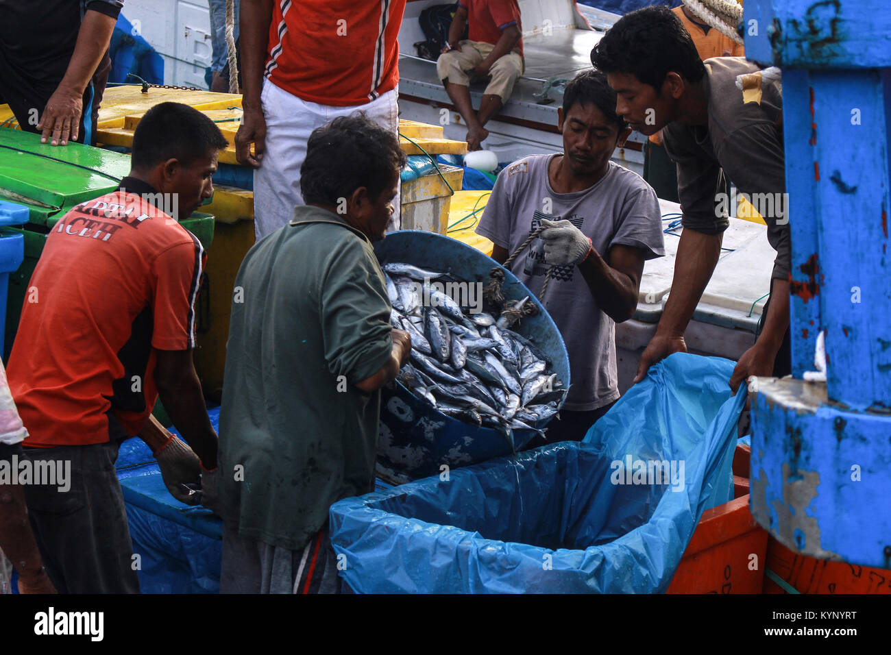 Lhokseumawe, Aceh, Indonesia. 15th Jan, 2018. Workers seen moving fish containers from ships to be auctioned at the traditional market of Lhokseumawe City. The Indonesian government raised its fisheries target in 2018 by 9.45 million tons from the previous year's target of only 7.8 million tons. Credit: Maskur Has/SOPA/ZUMA Wire/Alamy Live News Stock Photo