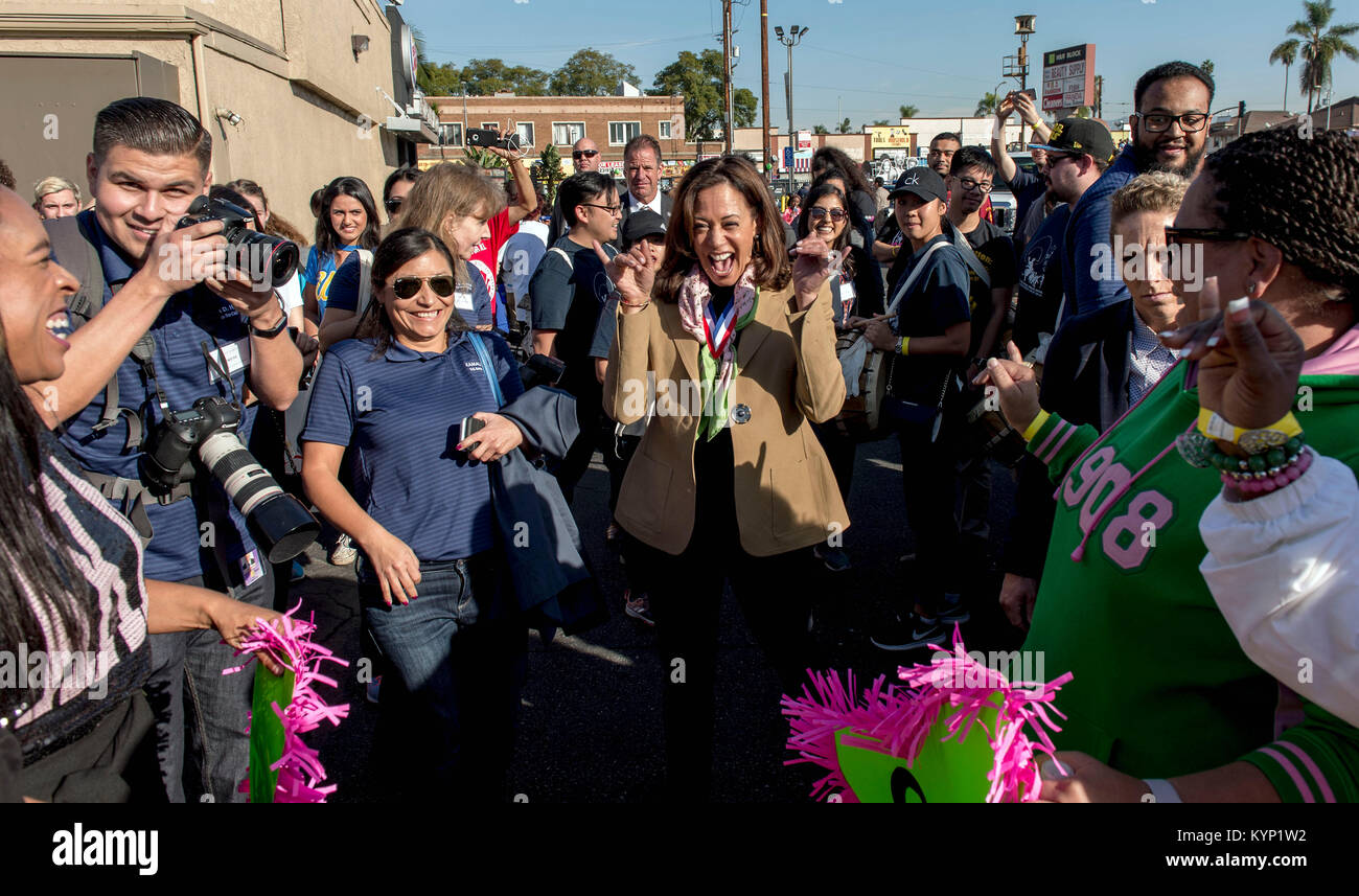 Los Angeles, California, USA. 15th Jan, 2018. U.S. Senator KAMALA HARRIS (D - CA), the Grand Marshal of the Los Angeles Kingdom Day Parade, reunites with her Alpha Kappa Alpha sorority sisters before walking the 2.5 mile parade route. Credit: Brian Cahn/ZUMA Wire/Alamy Live News Stock Photo