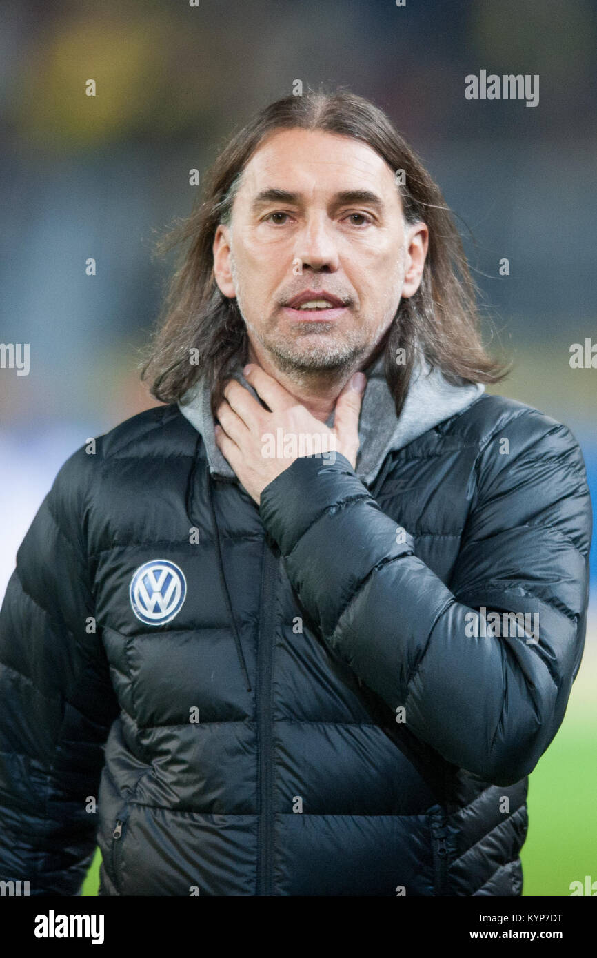 coach Martin SCHMIDT (WOB) ist zufrieden, halbe Figur, Halbfigur