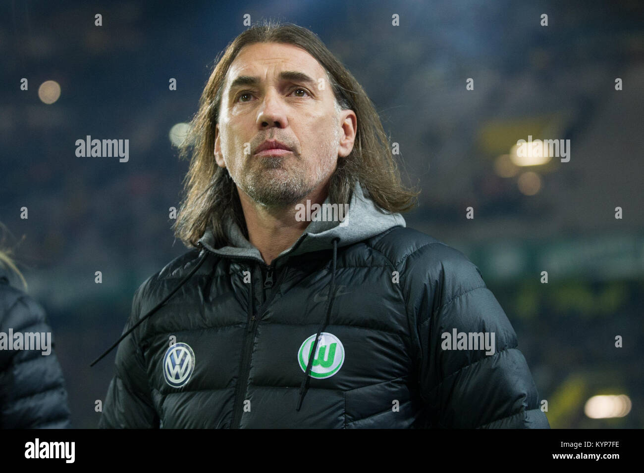 coach Martin SCHMIDT (WOB) blickt after oben, Brustbild, Fussball 1