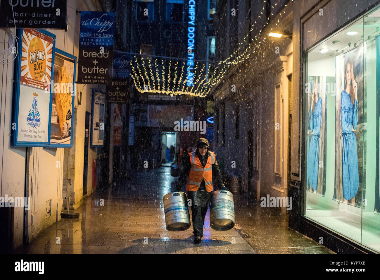 Glasgow, UK. 16th Jan, 2018. UK Weather. Workers stock up bars and restaurants in the freezing weather. Credit: Tony Clerkson/Alamy Live News Stock Photo