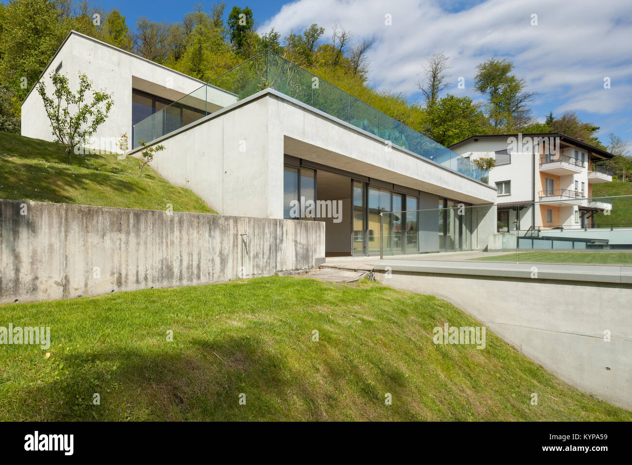 Exterior of a modern architecture, concrete house with green lawn Stock ...