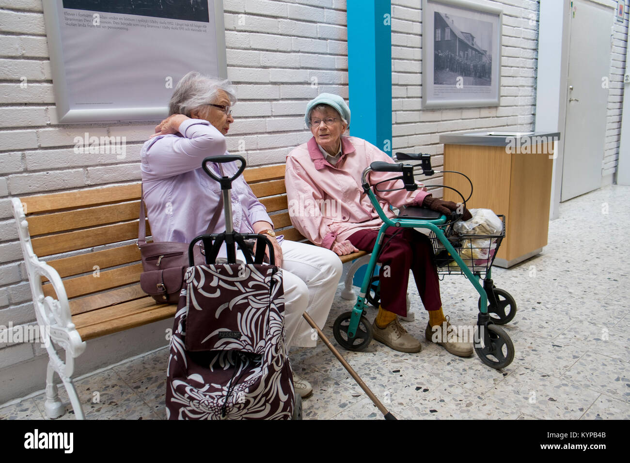 Seniors with walker sit and discuss, Upplands Väsby, Sweden. Stock Photo