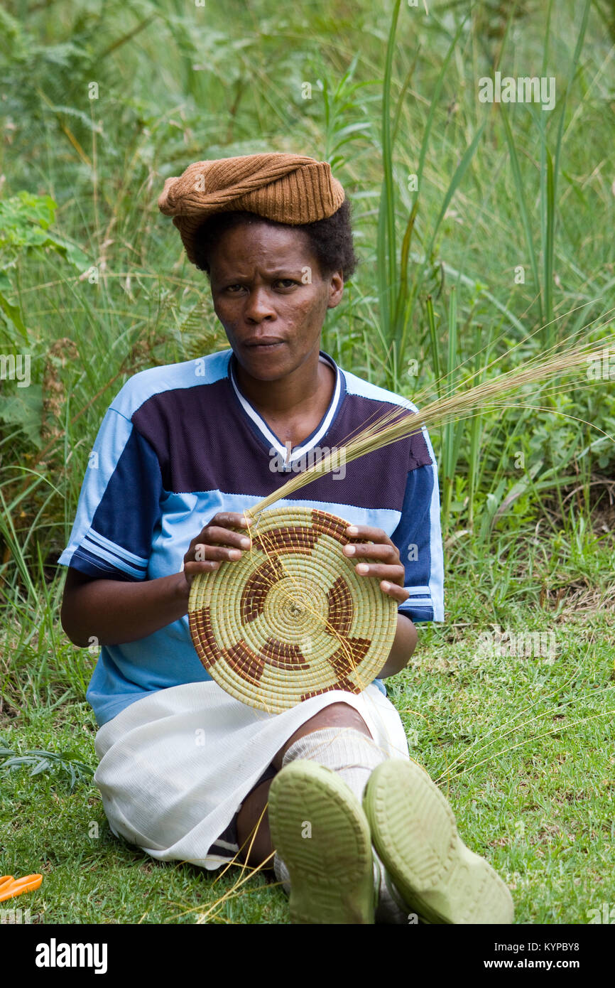 South African woman making straw basket Stock Photo Alamy