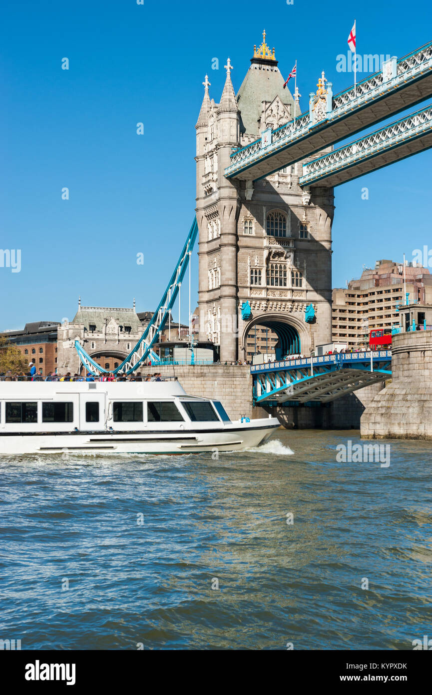 Tower bridge london daylight hi-res stock photography and images - Alamy