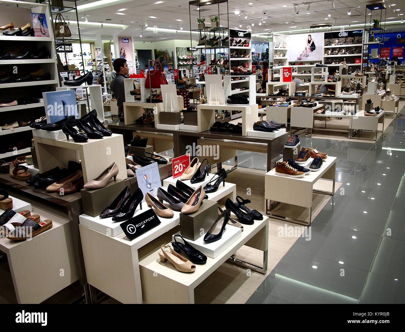 PASIG CITY, PHILIPPINES - JANUARY 7, 2018: A wide variety of ladies' shoes  on display at a shopping mall Stock Photo - Alamy