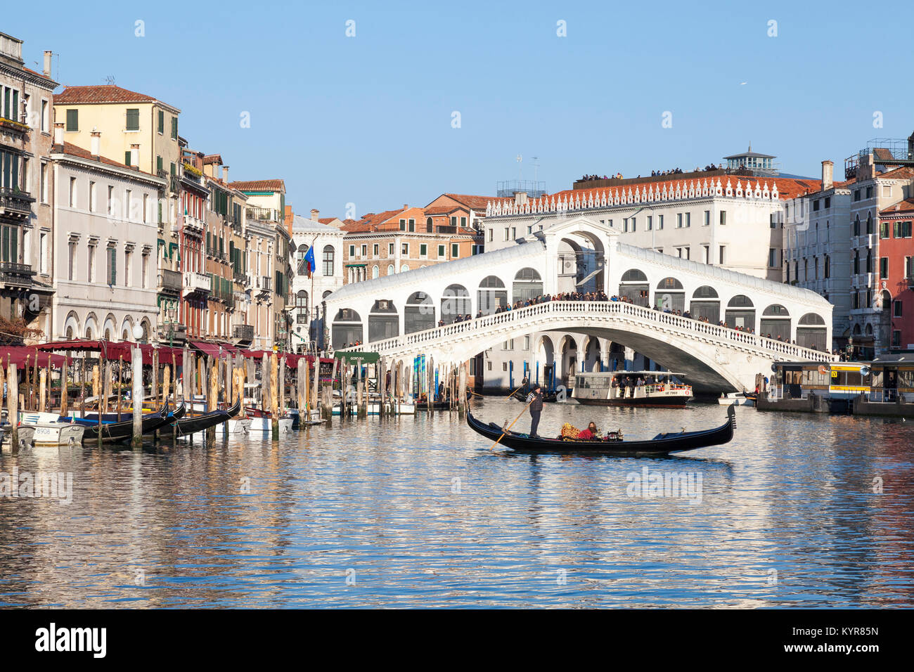 Rialto bridge gondola hi-res stock photography and images - Alamy