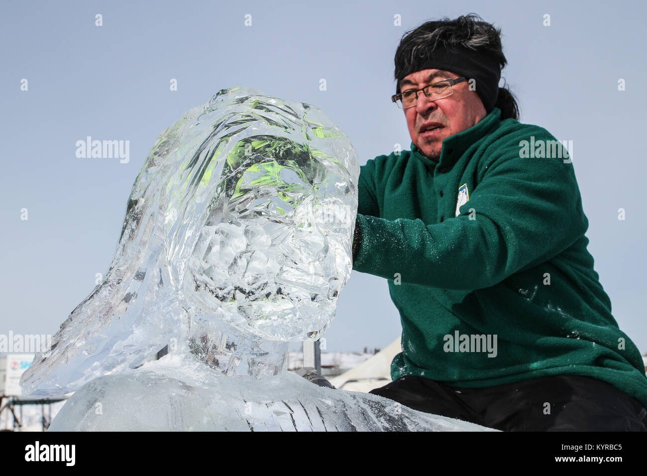 Inuit artist at work at the De Beers Inspired Ice - NWT Carving Championship at the Long John Jamboree winter festival in Yellowknife, NWT Stock Photo