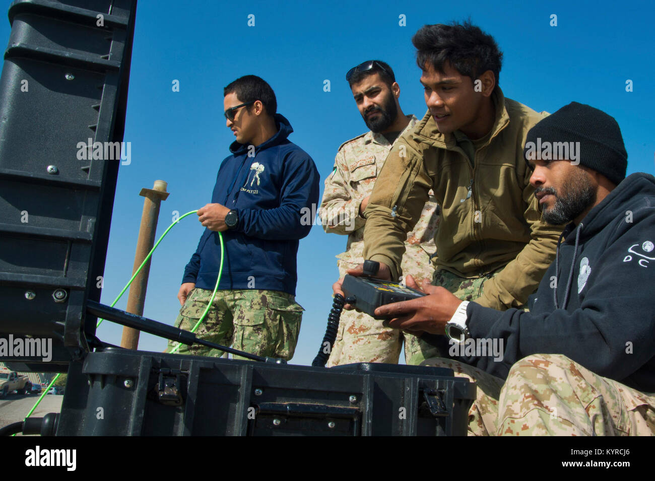 Mohammed Al-Ahmad Naval Base, KUWAIT (Jan. 8, 2018) Explosive Ordnance Disposal Technician 2nd Class Veranio Xavier Tongson, second from right, assigned to Commander, Task Group 56.1, provides hands-on training on a remotely operated vehicle with a Kuwait Naval Force explosive ordnance disposal technician during a training evolution as part of exercise Eager Response 18. Eager Response 18 is a bilateral explosive ordnance disposal military exercise between the State of Kuwait and the United States. The exercise fortifies military-to-military relationships between the Kuwait Naval Force and U.S Stock Photo