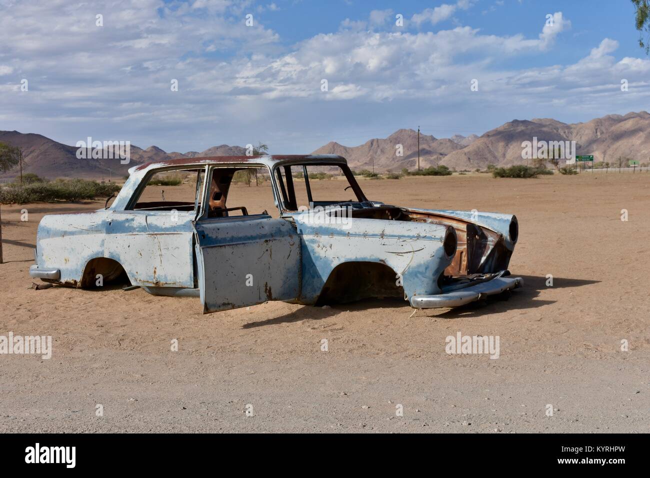 Abandoned car in the desert hi-res stock photography and images - Alamy