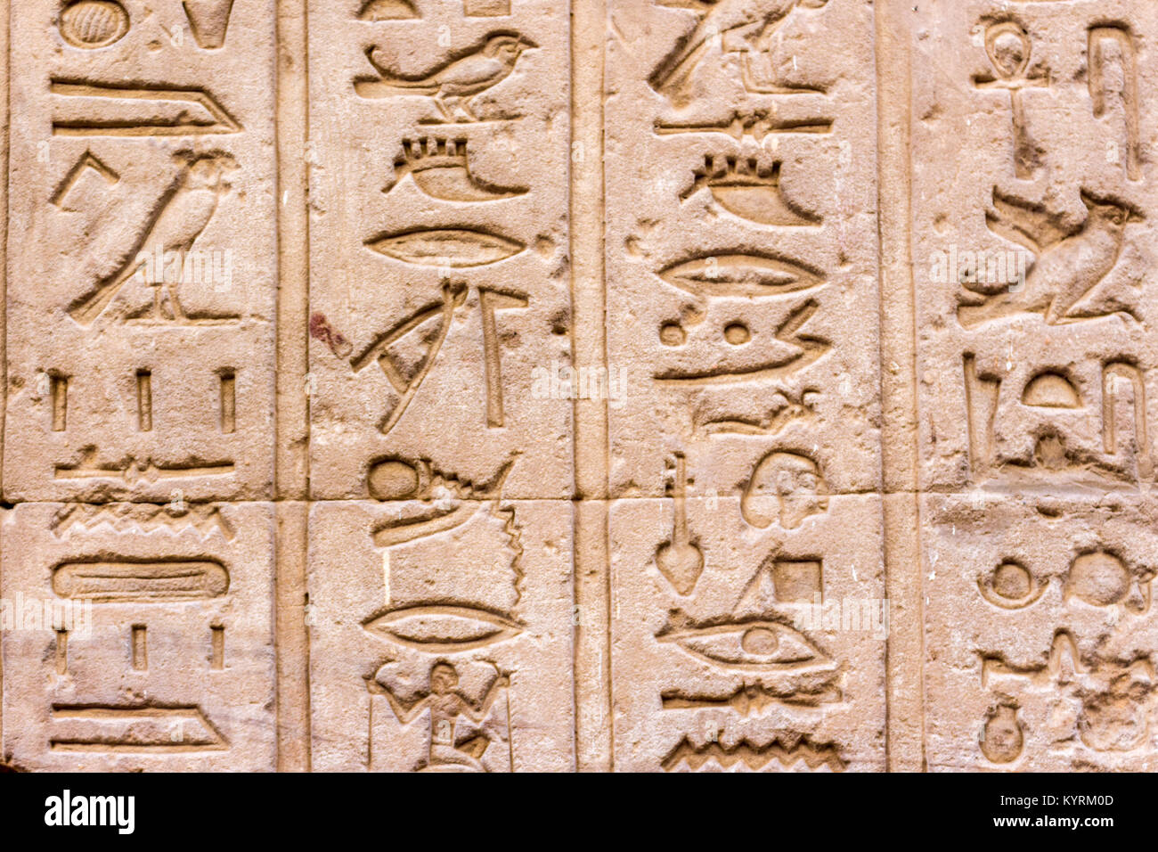 Pyramids of Giza: The Role of Hieroglyphs - History of Hieroglyphs