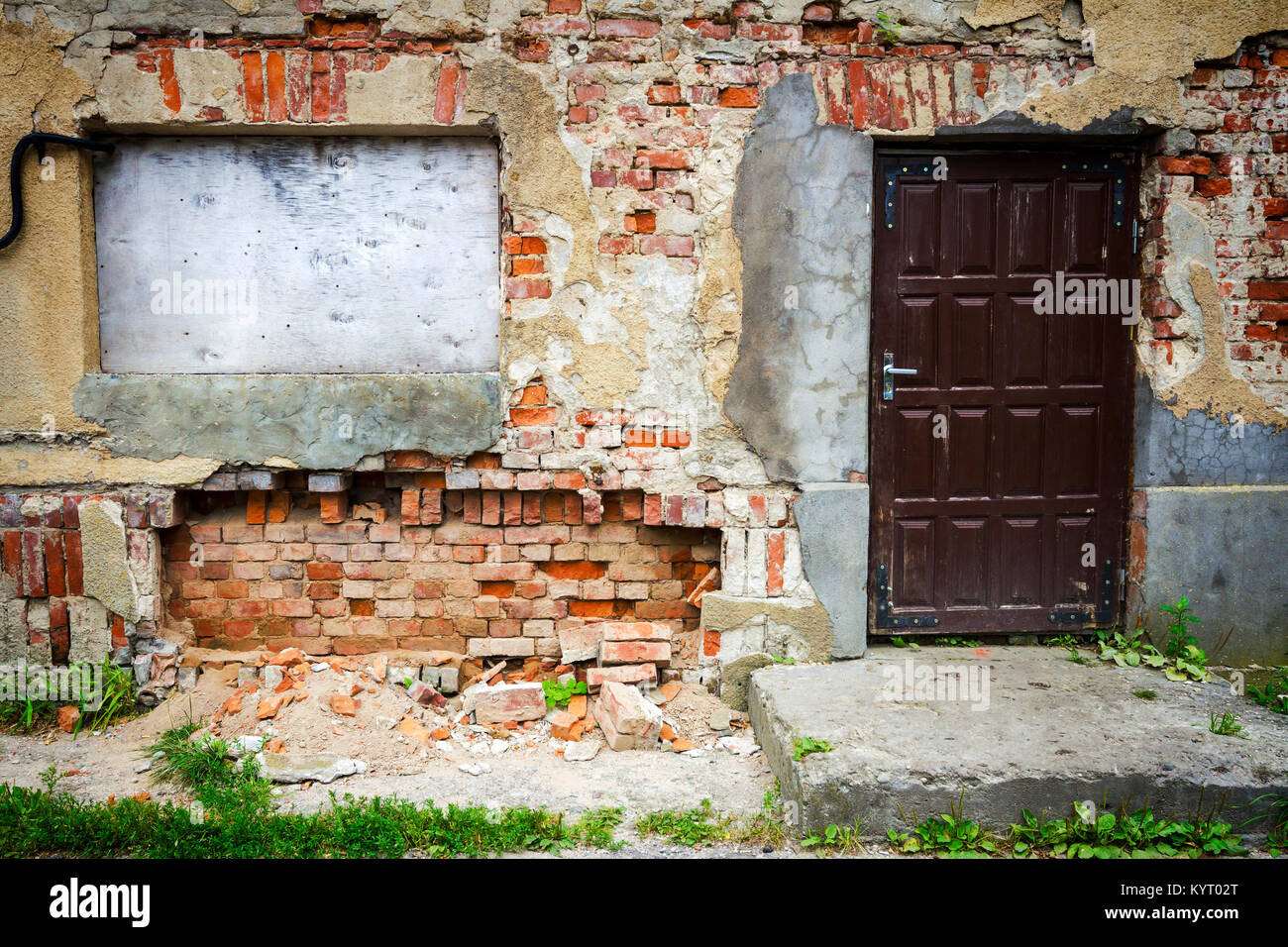 Boarded up window and old door of a abandoned house Stock Photo - Alamy