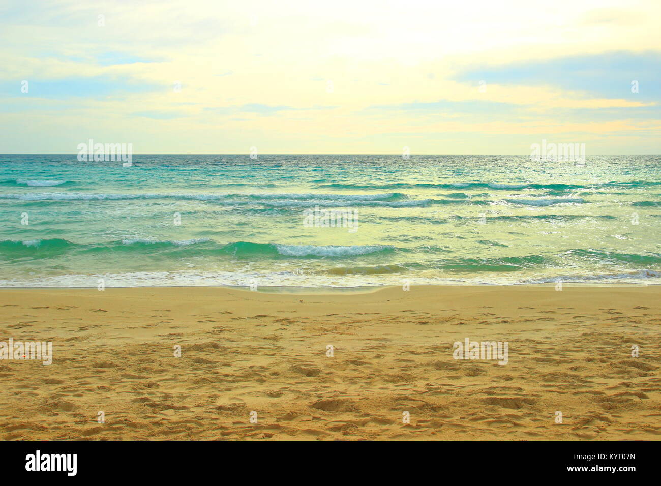 Sandy beach turquoise ocean waves hi-res stock photography and images ...