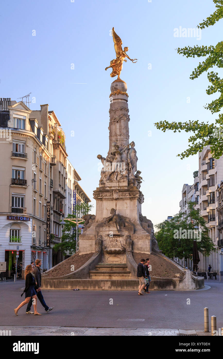 France, Marne (51), Reims, la fontaine Subé surmontée d'un ange doré // France, Marne, Reims, the Fontaine Sube topped with a golden angel Stock Photo