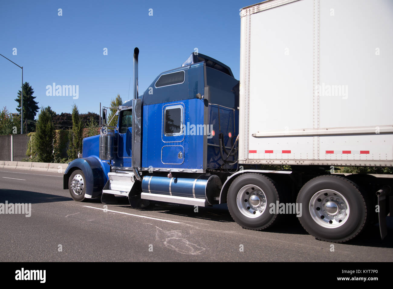 https://c8.alamy.com/comp/KYT7P0/blue-american-made-model-of-big-rig-semi-truck-with-chrome-accessories-KYT7P0.jpg