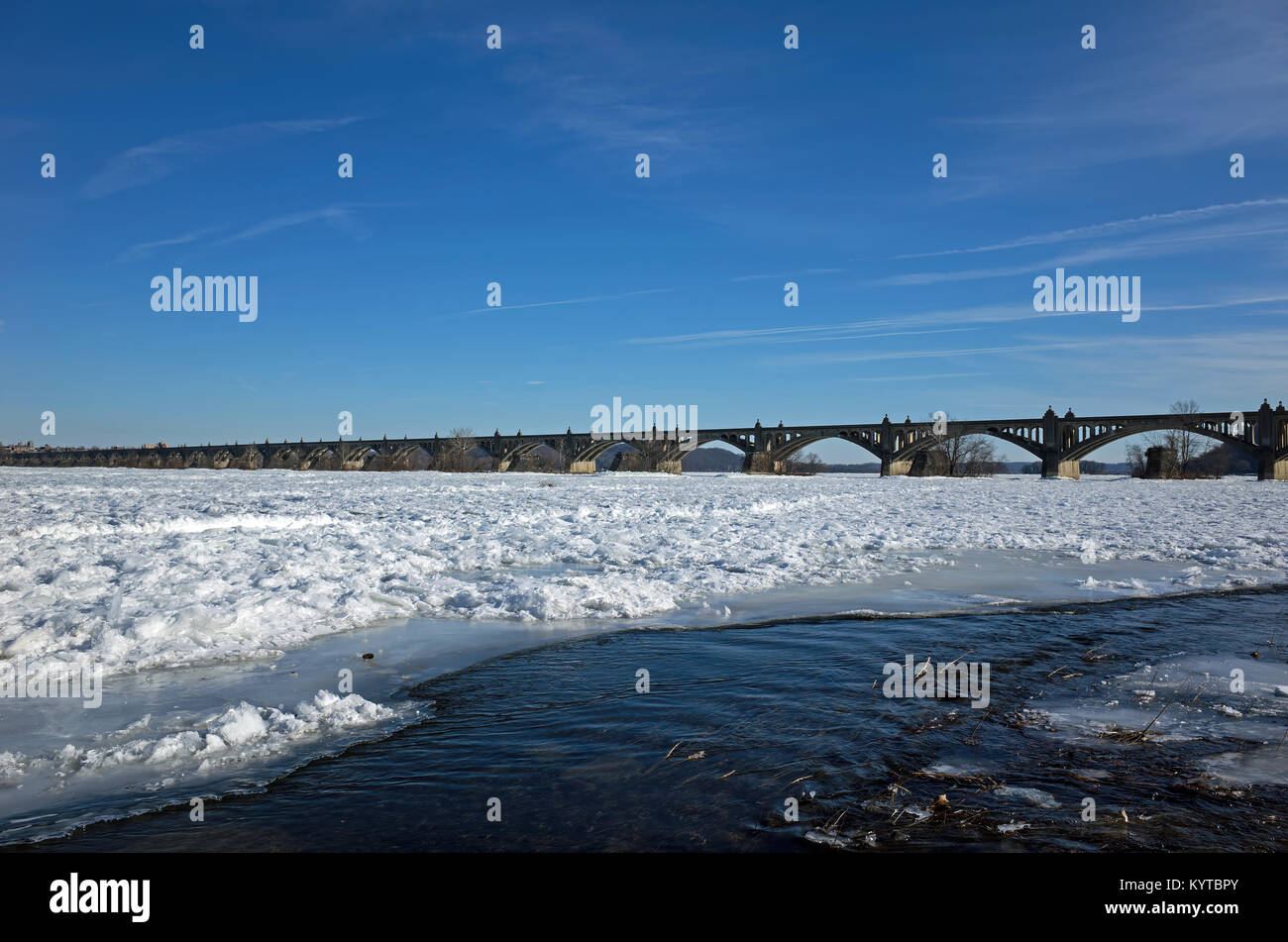 Frozen Susquehanna River in PA, USA. It is the longest river on the East Coast of the United States . Stock Photo