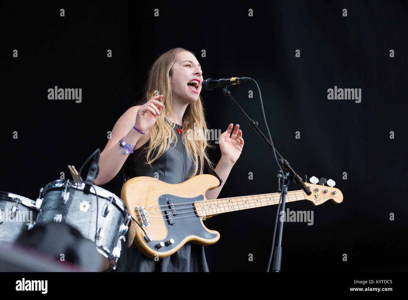 Haim Singer The American pop rock band HAIM consists of the three Haim-sisters Este ...