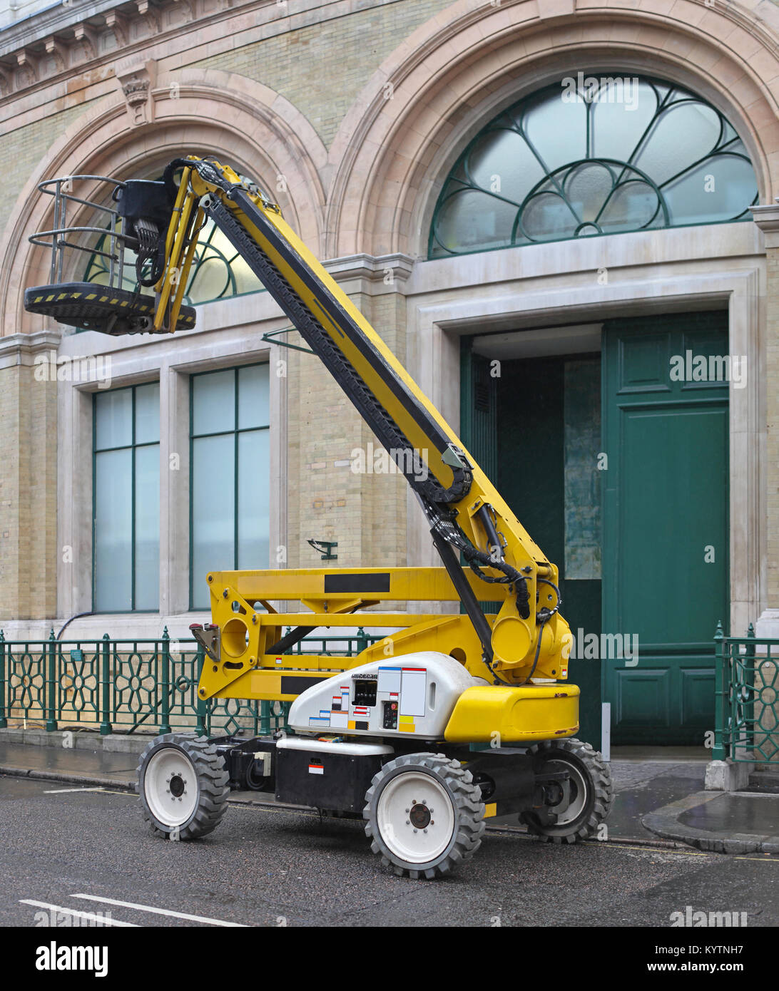 Articulated boom lift hi-res stock photography and images - Alamy